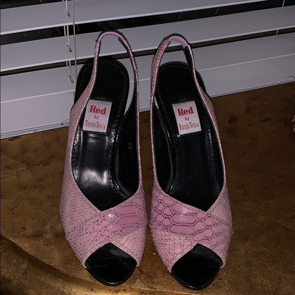 Black and pink open toe pump